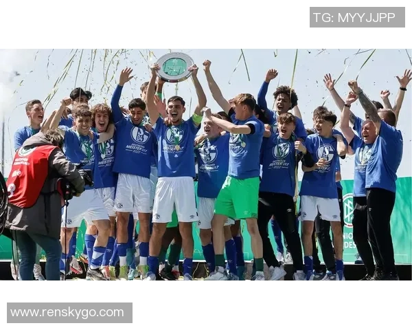 沙尔克与斯图加特激战四方争夺战精彩回顾与分析